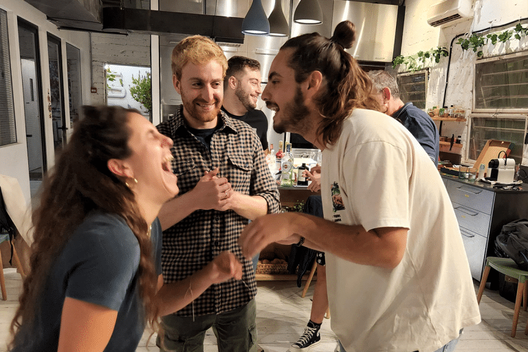 צוחקים בסדנת אימפרוביזציה